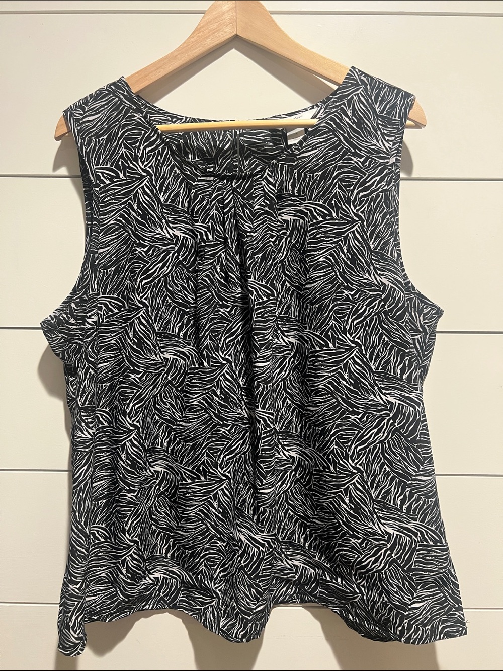 CJ Banks Black & White Sleeveless Printed Blouse